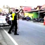 Kanit Laka Lantas Polres Madina Bantu Nenek Jompo Menyebrang Jalan