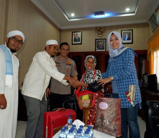 Kapolres Madina Akbp Irsan Sinuhaji, S.I.K, M.H Berikan Tiket Umroh Gratis Kepada Ibu Rosidah
