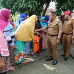 Plt Bupati Lamsel Berikan Bantuan Korban Angin Puting Beliung