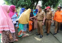 Plt Bupati Lamsel Berikan Bantuan Korban Angin Puting Beliung