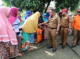 Plt Bupati Lamsel Berikan Bantuan Korban Angin Puting Beliung