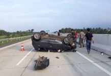 Agya Jungkir Balik di JTTS, Empat Penumpang Selamat