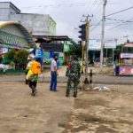 Warga Patoman Bersama Babinsa Lakukan Penyemprotan Disinfektan