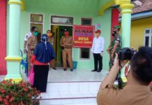 BUPATI LAMPUNG TIMUR KUNJUNGI RUMAH ISOLASI DESA BRAJA LUHUR
