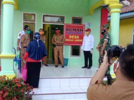 BUPATI LAMPUNG TIMUR KUNJUNGI RUMAH ISOLASI DESA BRAJA LUHUR
