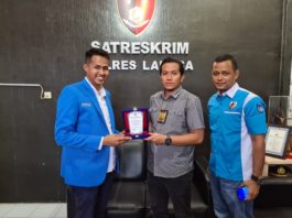 KNPI SERAHKAN PLAKAT DAN SERTIFIKAT KE KASATRES POLRES LANGSA