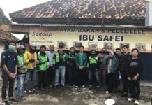 Hmj manajemen FEB UNILA turun kejalan untuk membagikan nasi bungkus kepada masyarakat sekitar yang membutuhkan.
