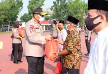 Kapolda Sumut Irjen Pol. Drs. Martuani Sormin, M.Si menyerahkan bantuan sosial berupa sembako, obat-obatan dan vitamin