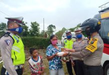 Polres Dairi Bagikan Takjil Dan Nasi Kotak Untuk Berbuka Puasa