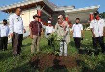 Nanang-Winarni Ikut Tanam Bibit Melon dan Semangka