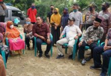 Didampingi Wakil Ketua I DPRD Lamsel, Nanang Salurkan Bantuan Korban Banjir