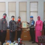 Aksi Heroik, Bupati Lamsel Beri Penghargaan Kanit Provost Polsek Sidomulyo