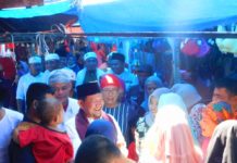 Emak – Emak Berebut Salami Zubeir Lubis Di Pasar Sinonoan