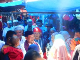 Emak – Emak Berebut Salami Zubeir Lubis Di Pasar Sinonoan