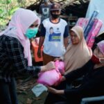 Ketua TP PKK Lamsel Tinjau Korban Rumah Roboh Karna Angin Kencang