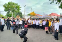 Ribuan Masyarakat Berbagai Elemen, Kawal Pasangan Tony – Antoni Daftar Ke KPU Lampung Selatan.