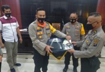 Kapolres Madina Bagika APD Kepada Personil Pengamanan Kantor KPU Dan Bawaslu Kabupaten Mandailing Natal