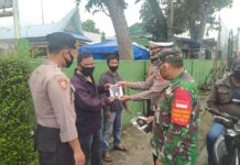 Patroli Gabungan Personil Polres Madina Bersama TNI Sekaligus Membagikan Masker Gratis Kepada Kepada Warga Masyarakat