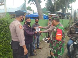 Patroli Gabungan Personil Polres Madina Bersama TNI Sekaligus Membagikan Masker Gratis Kepada Kepada Warga Masyarakat