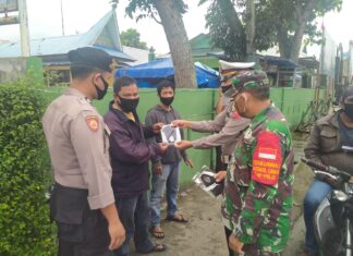 Patroli Gabungan Personil Polres Madina Bersama TNI Sekaligus Membagikan Masker Gratis Kepada Kepada Warga Masyarakat