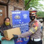 Sambut HUT Lalu Lintas Ke-65, Personil Sat Lantas Polres Madina Berikan Sembako Dan Masker Kepada Abg Betor Dan Warga Masyarakat