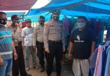 Iptu Irwan, S.H, M.M Pelaksana Tugas Harian Kapolsek Muara Batang Gadis, Bagikan Masker Gratis Kepada Warga Desa Singkuang