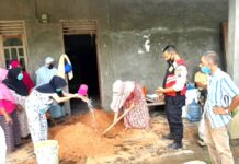 Delapan Hari Bripka Timbul Berikan Bimbingan Budidaya Jamur Tiram Dengan Tekun Kepada Warga Masyarakat Desa Gunung Tua Jae