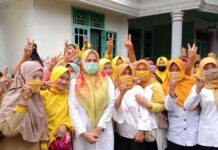 Rina Suud Tony Eka Candra Blusuan, Emak Emak Banyak Yang Minta Foto Bareng Istri Pak Jenggot