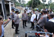 Bupati Lamsel Dampingi Kapolda Tinjau Langsung Mapolsek Yang Dibakar Massa