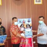 Bupati Serahkan Uang Duka Ke Keluarga PNS Lamsel Yang Meninggal Dunia