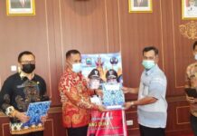 Bupati Serahkan Uang Duka Ke Keluarga PNS Lamsel Yang Meninggal Dunia