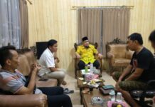 Usai Menjamu, Ketua dan Sekretaris PWI Lamsel, Ketua Golkar Lamsel H. Tony Eka Candra Uji Coba Melawan Jawara Gaple