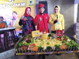 HUT Partai Golkar Ke-57, Depidar VII SOKSI Lampung Potong Tumpeng