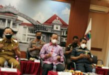 Bersama Wakil Bupati, Ketua DPRD Lamsel Dengarkan Pidato Presiden Secara Virtual