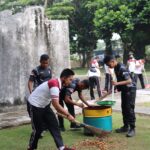 Jelang Peringatan Hari Pahlwan, Jajaran Polres Lamsel Lakukan Bhaksos di TMP Kusuma Bangsa Kalianda