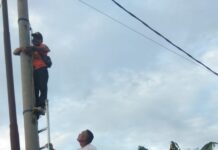 Kerja Nyata Kades Baru Memperbaiki Lampu Penerangan Jalan Lingkungan