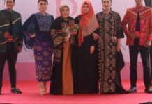 Kain Khas Lampung Selatan Tampil Memukau Dalam Acara “Risty Land Nusantara Fashion Trunk 2022′