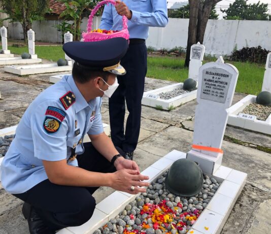 Rangkaian HBP Ke 58, Kalapas Kalianda Tabur Bunga di Makam Pahlawan