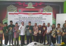 Sosialisasi 4 Pilar Kebangsaan di Lampung Selatan, Peserta dan Warga Muhammadiyah Saling Berebut Foto Bersama H. Zulkifli Anwar