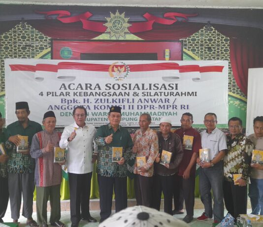 Sosialisasi 4 Pilar Kebangsaan di Lampung Selatan, Peserta dan Warga Muhammadiyah Saling Berebut Foto Bersama H. Zulkifli Anwar