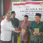 Sosialisasi 4 Pilar Kebangsaan di Lampung Selatan, Peserta dan Warga Muhammadiyah Saling Berebut Foto Bersama H. Zulkifli Anwar