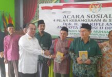 Sosialisasi 4 Pilar Kebangsaan di Lampung Selatan, Peserta dan Warga Muhammadiyah Saling Berebut Foto Bersama H. Zulkifli Anwar
