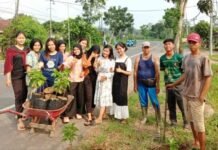 Program Penghijauan PT. JJAA, Warga Desa Sukabanjar Ramai-ramai Tanam Bibit Alpukat.