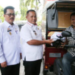 Bupati Lampung Selatan Serahkan Bantuan Kendaraan Roda Tiga kepada Penderita Disabilitas