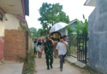 Babinsa Kodim 0421/Ls Membantu proses pemakaman warga masyarakat di Desa Karang Raja