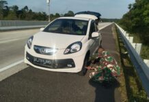 BKO Pos Pam Mudik Lebaran, Babinsa Kodim 0421/Ls Bantu Pemudik Yang Mengalami Pecah Ban