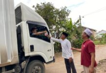 Anggota Komisi II DPRD Lamsel Farizal Purba Berbagi Takjil Di Bulan Ramdhan Pada Pengguna Jalan Di Katibung