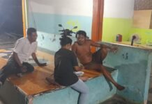 Orang Gila Meresahkan Merusak dan Mengganggu Pengunjung Rumah Makan Bokong Semok Legundi