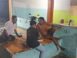 Orang Gila Meresahkan Merusak dan Mengganggu Pengunjung Rumah Makan Bokong Semok Legundi