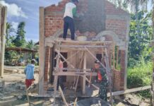 Jalin Kebersamaan Babinsa Kodim 0421/Ls Gotong Royong Bangun Masjid